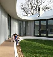Façade de bâtiment au design moderne, volet vertical en aluminium