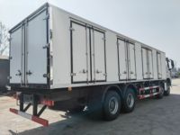Camion de fret SINOTRUK HOWO 8x4 à caisse fermée multi-compartiments avec 5 portes latérales pour la logistique de distribution multi-points