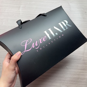 Sac cadeau rose avec impression feuille d'argent, poignée en satin noir, logo personnalisé, emballage de luxe pour perruques, boîtes en papier type sac à main - Product Image 3