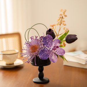 Arreglo de orquídeas artificiales de seda, adorno de escritorio para sala de estar y mesa de comedor, florero decorativo con tulipán y color púrpura - Product Image 1