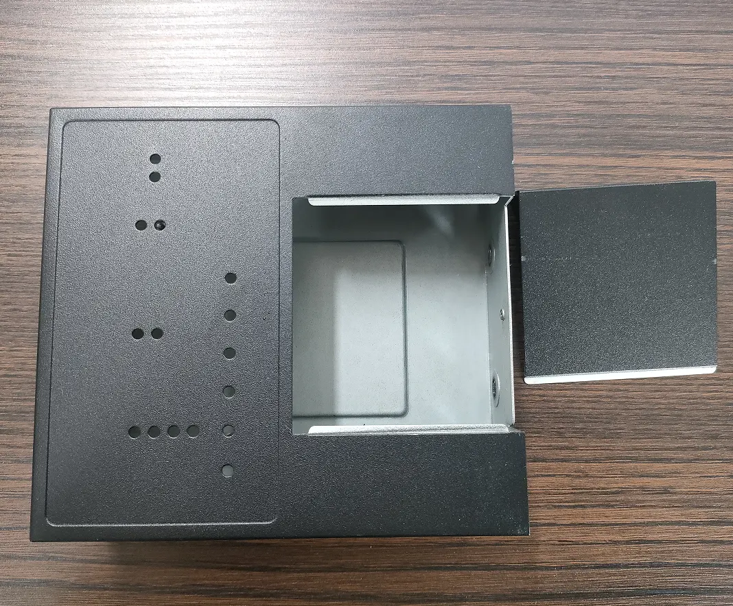 काले पाउडर कोटिंग सतह के साथ कस्टम बनाया गया गैल्वेनाइज्ड इलेक्ट्रिकल धातु बॉक्स