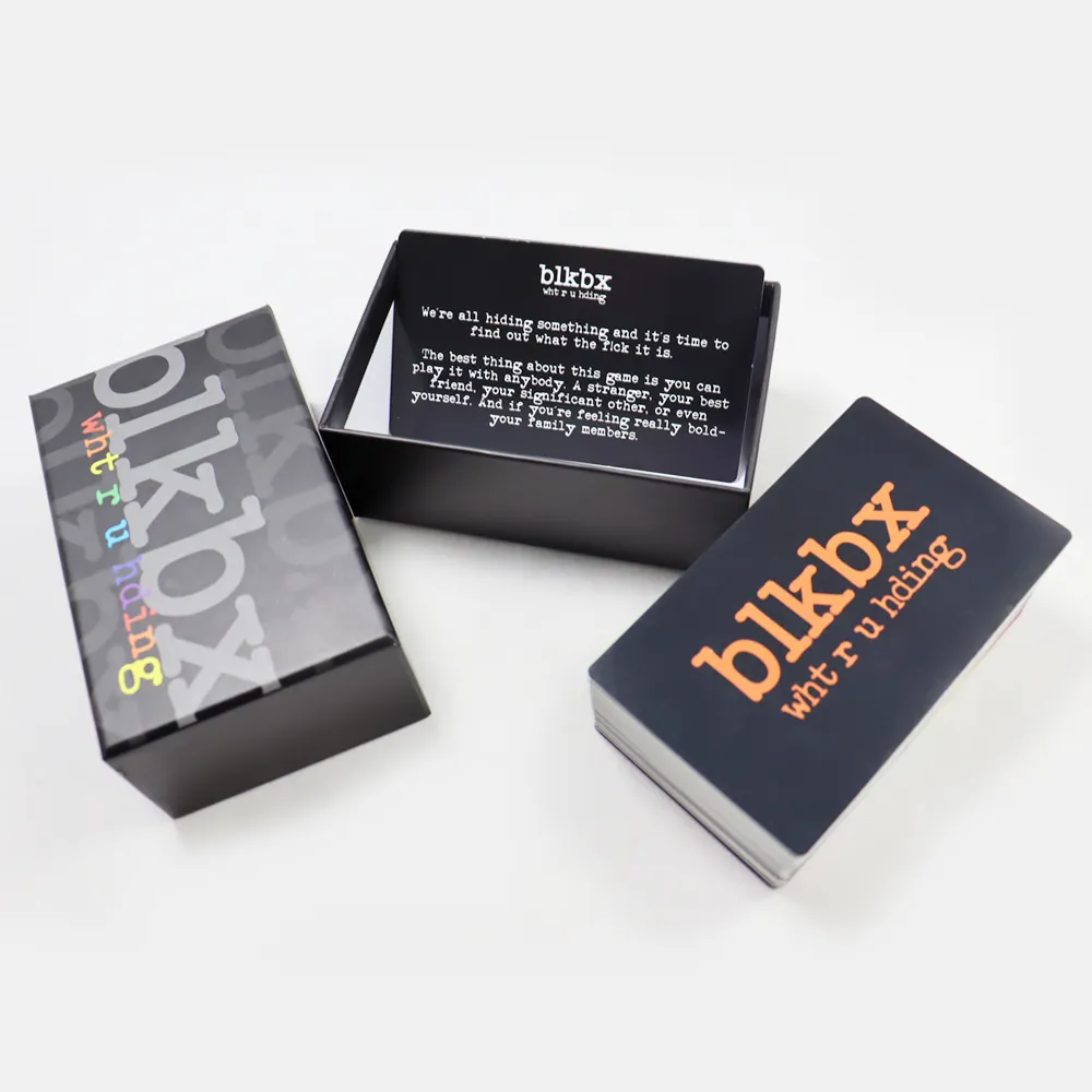 사용자 정의 인쇄 하이 퀄리티 검은 양각 질문 게임 카드 인쇄 소수 언어 친구 파티 카드 게임 만들기