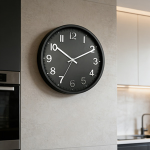 Reloj de Pared Moderno de Plástico Negro de 12 Pulgadas con Números 3D en Relieve de Cuarzo para Espacios Urbanos, Salas de Juego y Sótanos - Product Image 3