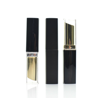 Tube de gloss à lèvres en plastique noir et or personnalisé, design carré, emballage de luxe pour rouge à lèvres et blush, marquage à chaud, marques de beauté haut de gamme