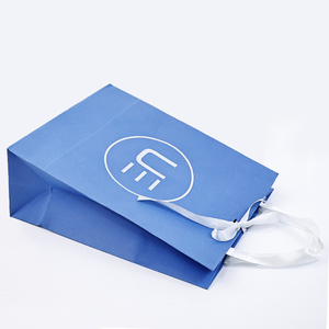 Di alta qualità di lusso sacchetto di carta Kraft nero <span class=keywords><strong>Shopper</strong></span> <span class=keywords><strong>per</strong></span> i vestiti negozio al dettaglio regalo di imballaggio con e nastro di lamina d'argento timbratura - Product Image 4