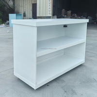 Idées de comptoir de bar de mariage blanc moderne, comptoir de réception personnalisé en surface solide pour événements commerciaux avec roulettes
