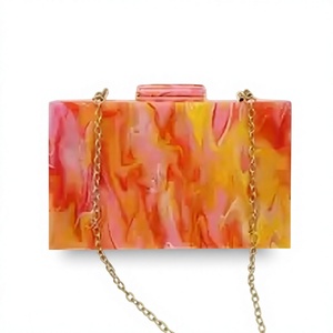 Bolso de Mano Artístico de Resina con Cadena Dorada, Patrón Marmoleado Rosa, Naranja y Amarillo, Forma Irregular, Hecho a Mano - Product Image 1