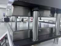 Mesin Vulkanisasi Karet Silikon Manual 30T 300*300mm Pemanas Listrik Empat Kolom Laboratorium CE