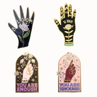 Personnalisé sur mesure créatif significatif puissant femmes braves mains ensemble plaqué or gratuit oeuvre broches broches décoratives émail broches