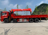 Grue montée sur camion stable de 13 m pour la manutention de baies de serveurs de centre de données avec hauteur de levage et stabilisateurs