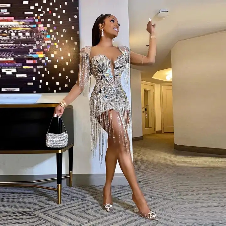Женское мини-платье с блестками и глубоким V-образным вырезом