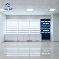 Ensemble complet modulaire d'agencements pour magasin d'optique : présentoir mural pour lunettes, vitrine à panneaux rainurés éclairée par LED