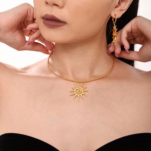 Juego de Joyería de Acero Inoxidable Chapado en Oro de 18K con Diseño Italiano, Collar y Aretes Pequeños con Forma de Corazón, para Regalo de Boda o Fiesta - Product Image 4