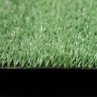 Gazon artificiel vert luxuriant, tapis d'herbe synthétique haute densité avec support épais pour l'école, la cour de récréation, le toit, le jardin, la terrasse