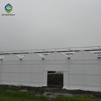 Sainpoly Grande Serre Multispan avec Ouverture Fermeture Toit Serre Champignon Occultant Simple Couche en PE à Vendre