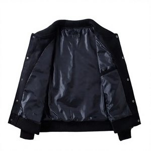 Veste universitaire personnalisée avec logo, manches en cuir, broderie noire, style Letterman – Prix de gros - Product Image 3