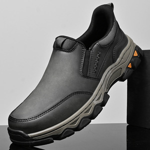 Mocassins pour hommes en PU à enfiler, semelle en caoutchouc, doublure en peluche, couleur unie, logo gravé au laser - Product Image 2