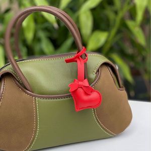 YY Fashion Llavero de Cuero con Dijes de Corazón y Lazo, Accesorios Bonitos para Bolsos y Carteras - Product Image 4