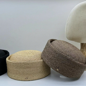 Chapeau borsalino élégant et discret en paille de raphia, style britannique classique vintage, non orné, avec tour de tête réglable - Product Image 2