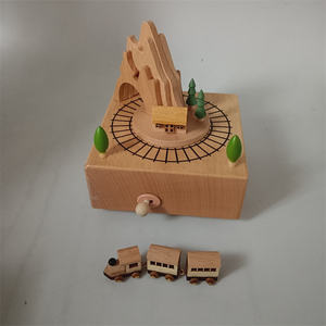 Decoraciones navideñas giratorias, tren de madera móvil, caja de música, carrusel redondo Merry Go a la venta - Product Image 4