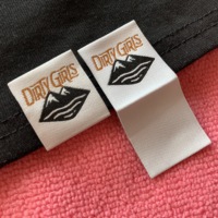 Logo de chèvre Couverture de livre Pli Damask Vêtements Hem Tag, logo privé de haute qualité à l'extérieur de l'étiquette de l'ourlet textile
