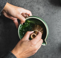 Bol à matcha japonais en céramique, bol à matcha traditionnel en céramique pour la cérémonie du thé, bol à matcha en céramique avec bec verseur