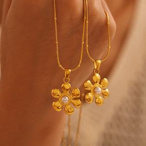 Collier avec pendentif fleur élégant en imitation perle plaqué or 18 carats PVD pour femmes - Product Image 1