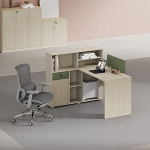 Cómodos muebles de oficina, mesa de trabajo para el personal y juego de sillas, combinación de ordenador, escritorio de finanzas de madera con estantes de pedestal alto - Product Image 2