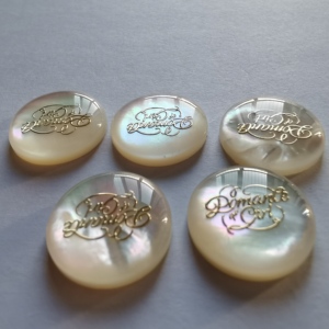 Nút vỏ ngọc trai tùy chỉnh nút vỏ lau tự nhiên với logo laser kim loại - Product Image 5