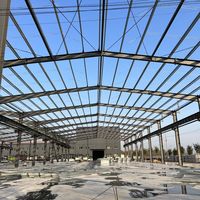 Atelier-entrepôt intégré en structure acier lourd avec système de drainage complet pour éviter l'accumulation d'eau de pluie