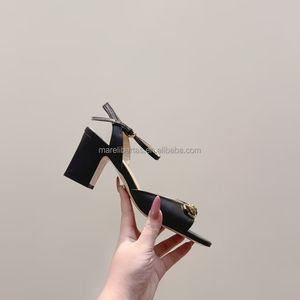 Sandales tendance Gucci Horsebit à bout carré, talons hauts, en cuir de vachette noir, semelle extérieure en cuir véritable italien, style rétro élégant - Product Image 5