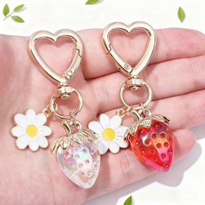Porte-clés en métal rétro personnalisé créatif, motif fraise et cœur mignon, ornement pour sac ou clé de voiture, cadeau personnalisé - Product Image 2