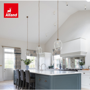 Armoires de cuisine sur mesure en bois massif Alland, style moderne, finition laquée mate, panneaux encastrés, avec îlot et poignées - Product Image 2