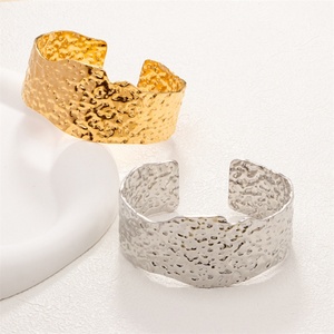 Pulseras de Acero Inoxidable Chapadas en Oro, Personalizadas al por Mayor, con Diseño Irregular y Grueso - Product Image 1
