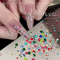 Boîte de 12 compartiments de strass ronds en verre colorés pour ongles, pierres à ongles colorées à fond plat, cristaux de luxe pour ongles