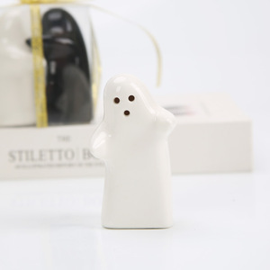 Juego de Salero y Pimentero de Cerámica con Diseño Moderno y Divertido de Fantasmas Abrazándose en Blanco y Negro - Product Image 6