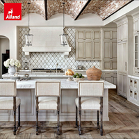 Meuble de cuisine Alland en bois massif blanc de qualité supérieure, style vintage vieilli, traditionnel, avec cadre, servant également de buffet beige.