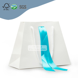 Atacado De Papel De Arte De Luxo Feito Saco De Embalagem De Compras Personalizado Criativo Tipo Triângulo Sacos De Papel com Fita Arco e Alça - Product Image 5