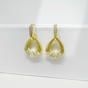 Pendientes de plata de ley 925 con forma de corazón, con incrustaciones de circonita, chapados en oro, para mujer, estilo romántico. - Product Image 5