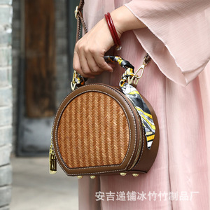 Bolso de mano tejido de bambú verde, con forma de media luna, cierre de cremallera, bolso cruzado vintage para mujer, capacidad de 1-1.9l - Product Image 2