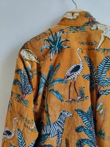 Veste en velours à imprimé jungle pour un usage quotidien ou des rassemblements sociaux et des espaces de travail créatifs disponibles à la vente. - Product Image 5
