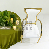 Fauteuil moderne élégant à dossier haut en acier inoxydable avec cadre doré et revêtement blanc pour mariages de luxe, banquets, villas et événements
