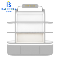 Étagère de présentation de beauté multi-niveaux en LED rose, durable et écologique, avec tiroir, pour produits de soin de la peau et cosmétiques, pour boutique de détail