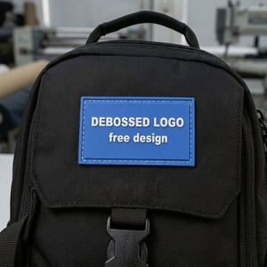 Étiquette de vêtement en silicone 3D personnalisée, logo en relief, patch en caoutchouc PVC pour vêtements/sacs/chapeaux - Product Image 1