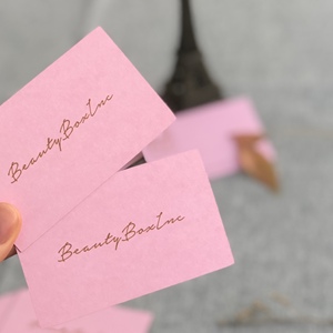 นามบัตรกระดาษพิเศษสีชมพูหรูหรา พิมพ์ฟอยล์ทอง พร้อมคิวอาร์โค้ด สำหรับแบรนด์ร้านเสริมสวย  โลโก้สั่งทำได้ - Product Image 2