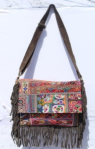 กระเป๋าแบนจาราแท้สไตล์วินเทจ - กระเป๋าโท้ทงานแฮนด์เมดลายปะติดชนเผ่าอินเดีย พร้อมงานกระจกเงา ของขวัญวันครบรอบสำหรับเธอ - Product Image 4