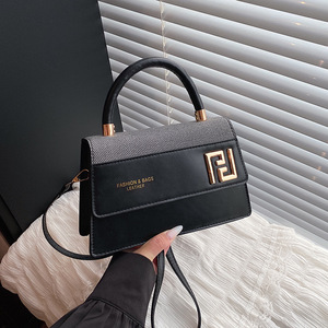 <span class=keywords><strong>Sac</strong></span> à <span class=keywords><strong>bandoulière</strong></span> portable <span class=keywords><strong>léger</strong></span> et imperméable en cuir PU pour femme WEEKS SH0420, style mode féminin, idéal pour les voyages quotidiens - Product Image 3
