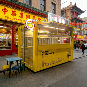 Un carrito de comida totalmente equipado para la venta de hamburguesas, hot dogs y papas fritas. - Product Image 1
