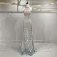 Robe de soirée sirène moderne rose argenté dégradé, à col halter, avec franges, bordure festonnée, perles et paillettes, longueur ras du sol |   Tapis rouge ciel étoilé pour femmes