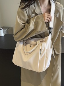 <span class=keywords><strong>Sac</strong></span> fourre-tout léger de grande capacité pour <span class=keywords><strong>femme</strong></span>, <span class=keywords><strong>sac</strong></span> à bandoulière imperméable avec design multi-poches pour les voyages, le shopping, l'école et le quotidien - Product Image 5